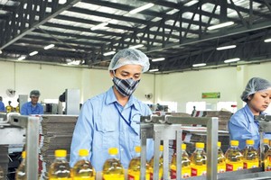 Dây chuyền sản xuất dầu ăn tại một nhà máy của Vocarimex.