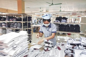 Các doanh nghiệp dệt may đang gặp khó khăn từ cạnh tranh lao động và chi phí sản xuất tăng.