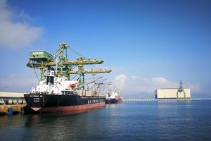 Tàu khủng chở hàng hóa xuất khẩu tại cảng Sơn Dương, Kỳ Anh, Hà Tĩnh. Ảnh VH