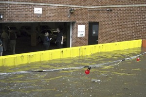 Cửa chắn lũ tự động, không cần điện năng để hoạt động, giúp đối phó ngập lụt trong mưa bão