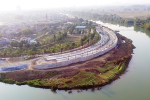 Một phần bờ kè đã được thi công