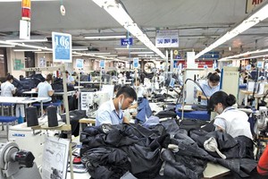 Nếu bị giảm 4 giờ làm việc bình thường mỗi tuần, một doanh nghiệp có quy mô trung bình của ngành dệt may, với khoảng 2.000 lao động, sẽ phải chi thêm cho giờ làm thêm khoảng 5 tỷ đồng mỗi năm.