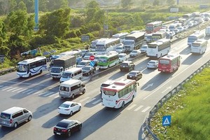 Do không thu phí đường bộ từ 1/1/2019 nên lưu lượng xe ô tô tăng vọt trên tuyến cao tốc Tp.HCM - Trung Lương.