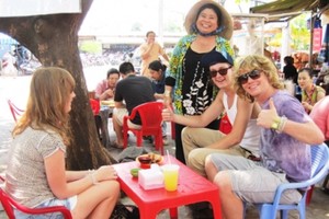 Du khach quốc tế thưởng thức ẩm thực Hà Nội.