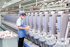 Giảm 4 tiếng làm việc/tuần sẽ đồng nghĩa với giảm 9.1% trung bình thu nhập cho lao động được trả lương theo giờ hoặc trả lương sản phẩm (ảnh minh họa)