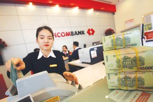Bán bảo hiểm và tư vấn phát hành trái phiếu đang mang lại nguồn thu lớn cho Techcombank. Ảnh: Đức Thanh