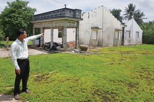 Ngôi nhà của ông Bảy hoàn toàn bị sụp đổ vì suốt 15 năm nằm trong dự án treo không thể sửa chữa