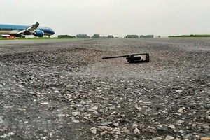 Việc khai thác vượt tải và vượt tần suất thiết kế đẫn đến xuất hiện hư hỏng, xuống cấp trên đường cất hạ cánh và đường lăn tại cả 2 cảng hàng không lớn nhất nước.