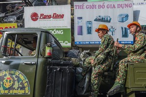 Dàn xe quân đội đến Rạng Đông tẩy độc