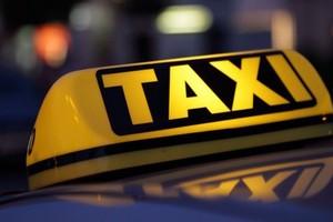 Bộ GTVT tiếp tục chọn phương án giữ nguyên quy định xe taxi phải có hộp đèn với chữ "TAXI" gắn cố định trên nóc xe, kích thước tối thiểu của hộp đèn là 12x30 cm.