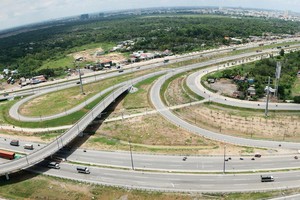 Hạ tầng kết nối liên vùng chính là điều kiện cần của chính sách giãn dân. Ảnh:  Lê Toàn