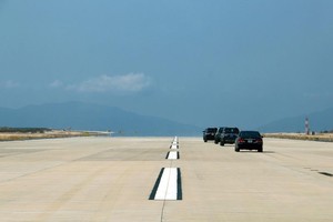 Đường cất hạ cánh số 2 (CHKQT Cam Ranh) dù đã hoàn thành những chưa được đưa vào khai thác do chưa xác định được “chính chủ” quản lý tài sản công trị giá hàng ngàn tỷ đồng này. Ảnh: Anh Minh