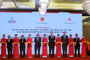 Đại sứ Hoa Kỳ tại Việt Nam Daniel J. Kritenbrink, Bộ trưởng, Chủ nhiệm VPCP Mai Tiến Dũng, Bộ trưởng Bộ KH&ĐT Nguyễn Chí Dũng, Giám đốc USAID Michael Greene, Chủ tịch Hiệp hội DNNVV Nguyễn Văn Thân, Chủ tịch HĐQT Tập đoàn FPT Trương Gia Bình thực hiện nghi lễ cắt băng khởi động dự án LinkSME (Ảnh: Kỳ Thành)