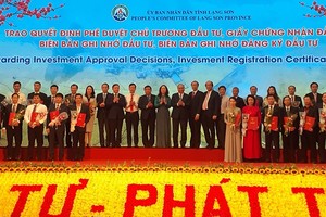 25 nhà đầu tư nhận quyết định chủ trương đầu tư, đăng ký đầu tư tại Hội nghị với sự chứng kiến của Thủ tướng Nguyễn Xuân Phúc và lãnh đạo các Bộ, ngành.