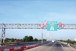Các dự án BOT, BT giao thông thường có tổng mức đầu tư lớn, thời gian thu hồi vốn kéo dài, tạo áp lực lớn cho các ngân hàng trong việc cân đối nguồn vốn cho vay dài hạn. Trong ảnh: Đường cao tốc TP.HCM - Trung Lương. Ảnh: Đức Thanh