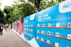 Nhiều trang mua sắm trực tuyến xuất hiện khiến cạnh tranh trong ngành bán lẻ thêm khốc liệt. Ảnh: Đức Thanh