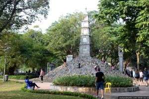 Bộ Văn hoá, Thể thao và Du lịch lý giải, việc thi công nhà ga C9 có thể tạo rung chấn, ảnh hưởng tới Nghi môn, Tháp Bút của đền Ngọc Sơn và đền Bà Kiệu tại các vị trí xung quanh