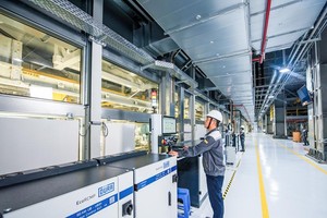 Chiến lược của Vingroup là đầu tư trọng điểm vào công nghệ - công nghiệp. Trong ảnh: Công nhân điều kiển hệ thống vận hành rô-bốt tại Nhà máy VinFast. Ảnh: Đức Thanh