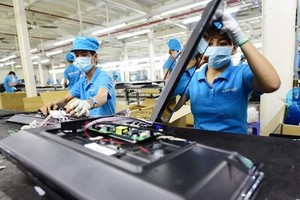 Nhiều nhóm hàng có tốc độ nhập khẩu từ Trung Quốc về Việt Nam tăng mạnh, từ 23 tới 65% so với cùng kỳ, gồm: Linh kiện, máy ảnh, đồ gỗ, rau củ...