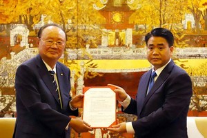 Chủ tịch UBND thành phố Hà Nội Nguyễn Đức Chung trao Giấy Chứng nhận đăng ký đầu tư cho Đại diện Chủ đầu tư, ông Lee Dae Bong, Chủ tịch HĐQT Tập đoàn Charmvit (Hàn Quốc)