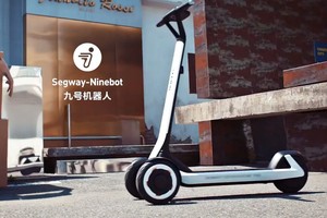 Xe tay ga điện tử tự động lái đến trạm sạc