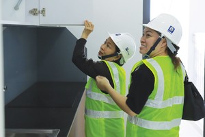 Khi nhận nhà, khách hàng nên kiểm tra kỹ cả trong lẫn ngoài căn hộ