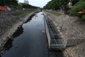 Hà Nội đang lấy ý kiến các chuyên gia về đề án bơm nước sông Hồng bổ cập nước hồ Tây và cải thiện sông Tô Lịch - một ý tưởng có từ gần 40 năm trước