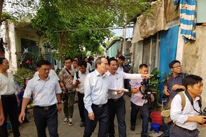 Bí thư Thành ủy TP.HCM Nguyễn Thiện Nhân thị sát tình hình xây dựng nhà không phép ở quy hoạch treo Ga Bình Triệu.