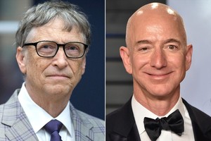 Bill Gates và Jeff Bezos liên tục so kè về tài sản. Ảnh: People. 