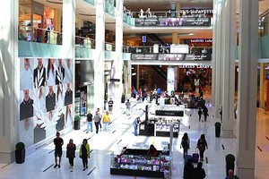 Khách hàng mua sắm trong trung tâm thương mại Dubai Mall. Ảnh: Bloomberg
