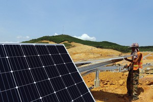 Việc mua thiết bị cho dự án điện mặt trời khó khăn vì tiền đâu mà trả khi đa phần các chủ đầu tư chỉ có khoảng 30% vốn chủ sở hữu..