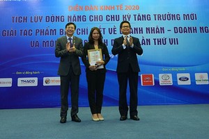Ông Vũ Tiến Lộc, Chủ tịch Phòng thương mại và công nghiệp Việt Nam (phải) và Nhà báo Hồ Quang Lợi, Phó Chủ tịch Thường trực Hội Nhà báo Việt Nam trao giải A cho tác giả Trần Thị Tuyết Ánh, Báo Đầu tư.