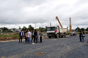 Nhân viên bán đất nền luôn phải có nhiều chiêu thức "độc - lạ" mới có thể bán được hàng