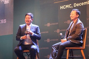 Ông Trương Gia Bình đối thoại cùng nhà sáng lập/Chủ tịch Tiki trong một cuộc thi khởi nghiệp vừa được tổ chức tại TP.HCM (Ảnh: Hồng Phúc).