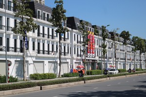 Nhiều dãy nhà shophouse vất vả tìm khách thuê