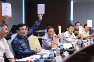 Sao Đỏ 1999 Vũ Văn Tiền (thứ ba, từ trái sang) trong Cuộc bình chọn Doanh nhân trẻ khởi nghiệp xuất sắc lần thứ nhất, năm 2015. Ảnh: Chí Cường