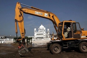 Các nhà kinh tế xem căng thẳng thương mại và địa chính trị là yếu tố rủi ro chính cho các kinh tế châu Á năm sau.
Cuộc khảo sát quý mới nhất, giai đoạn từ 22/11 đến 11/12 của Trung tâm Nghiên cứu Kinh tế Nhật Bản (JCER) và Nikkei, vừa cho biết triển vọng tăng trưởng của các nền kinh tế châu Á vẫn còn yếu trong năm 2020, sau khi giảm tốc đột ngột vào năm 2019 và cuộc chiến thương mại Mỹ - Trung đang tiếp diễn.
Cuộc khảo sát thu thập 44 câu trả lời từ các nhà kinh tế và nhà phân tích tại 5 n