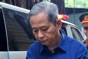 Ông Nguyễn Hữu Tín được đưa đến tòa sáng nay. Ảnh: Hữu Khoa.