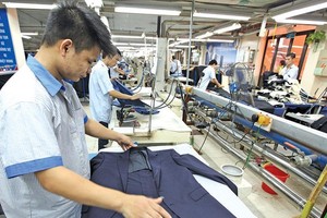 Dự thảo Luật Doanh nghiệp sửa đổi khuyến khích cổ đông tiếp cận hoạt động của công ty nhiều hơn. Trong ảnh: Xưởng may veston của Tổng công ty May 10. Ảnh: Đức Thanh