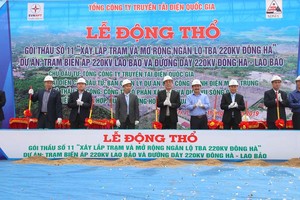 Các đại biểu thực hiện nghi thức động thổ.