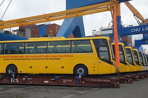 15 chiếc xe Thaco Bus tại Cảng Chu Lai chuẩn bị “lên đường” sang Philippines.