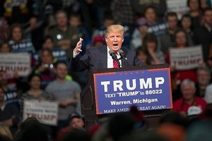 Ông Donald Trump diễn thuyết tranh cử tại Trường Cộng đồng Macomb bang Michigan trong chiến dịch vận động tranh cử tổng thống Mỹ năm 2016. Ảnh: AFP