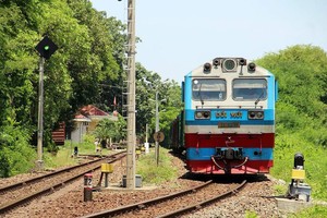 Những vướng mắc về cơ chế, hạ tầng lạc hậu đã khiến Tổng công ty Đường sắt Việt Nam vẫn chưa thể bứt phá, thoát hẳn khỏi sự trì trệ dù đã có rất nhiều nỗ lực làm mới.