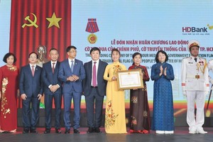 Bà Đặng Thị Ngọc Thịnh - Phó Chủ tịch nước trao Huân chương Lao động cho Ban lãnh đạo HDBank.