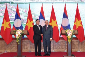 Thủ tướng Nguyễn Xuân Phúc và Thủ tướng Thongloun Sisoulith họp báo sau kỳ họp (Ảnh: Đức Trung)