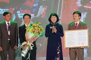 Phó Chủ tịch nước Đặng Thị Ngọc Thịnh trao Nghị quyết thành lập phường Quảng Thành thuộc thị xã Gia Nghĩa và thành phố Gia Nghĩa thuộc tỉnh Đắk Nông.