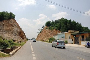 Sau hơn 10 năm khai thác, tuyến tránh phía Đông TP. Thanh Hóa hiện đã bước vào giai đoạn trùng tu, nhưng không có kinh phí để thực hiện. Ảnh: A.M