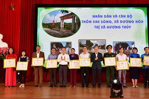 Lãnh đạo tỉnh Thừa Thiên Huế tặng bằng khen cho các tập thể xuất sắc trong phong trào "Ngày chủ nhật xanh".