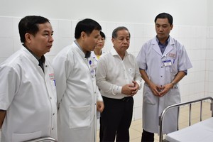 Chủ tịch UBND tỉnh Thừa Thiên Huế Phan Ngọc Thọ trao đổi với các bác sỹ về các biện pháp phòng chống dịch viêm đường hô hấp cấp do vi rút corona.