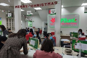 Nhân viên VPBank mang khẩu trang giao dịch với khách hàng 